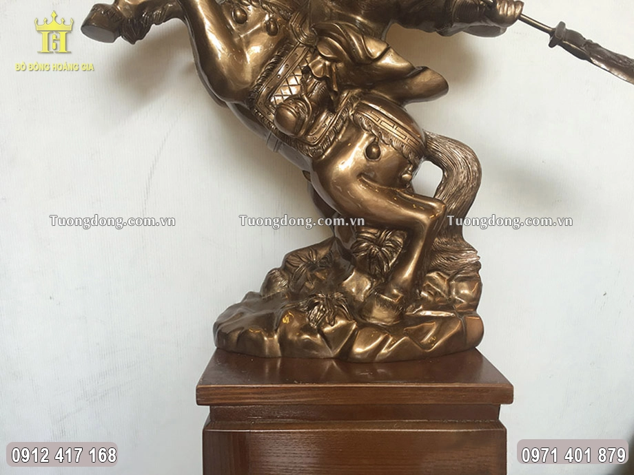 Ngài được đúc theo dáng cưỡi ngựa tay cầm đao